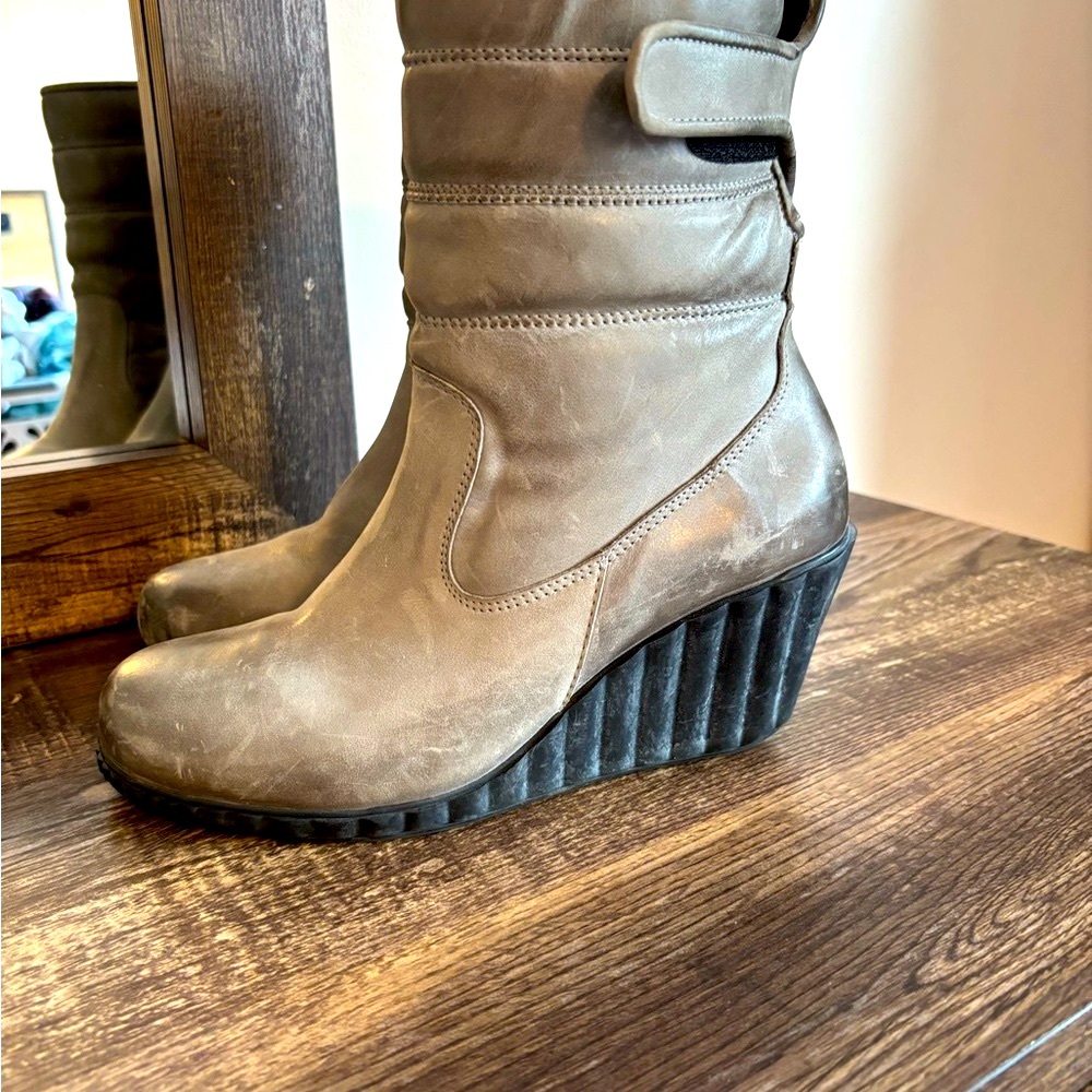 MAG Moon Boots Grey Leather Wedge Boots Size 38
